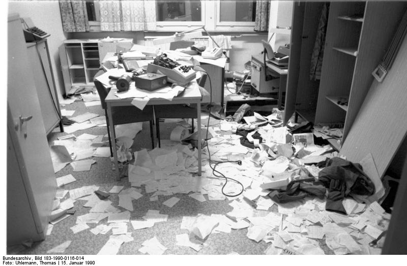 Berlin,  Stasi-Zentrale gestürmt